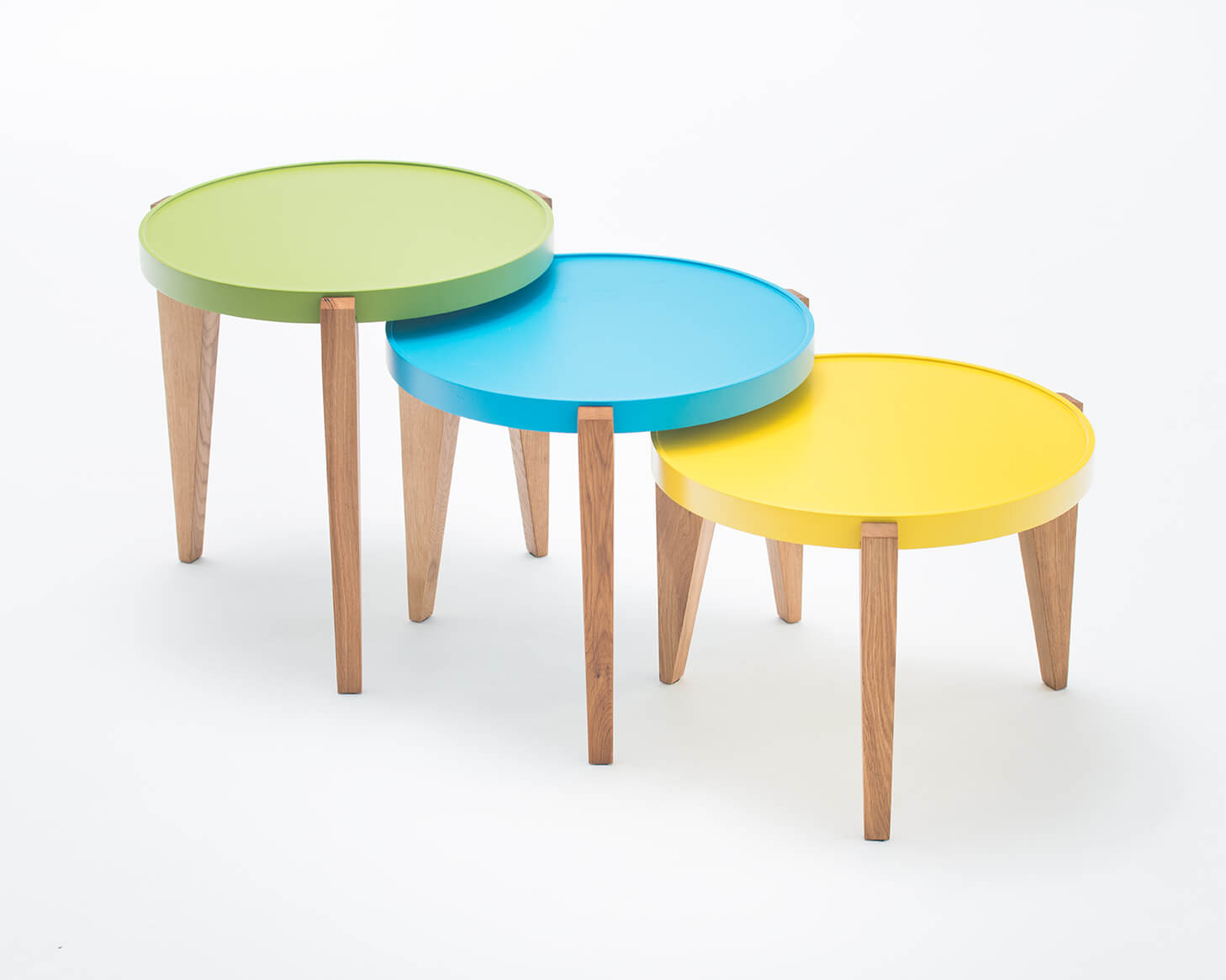 Цветные столы. Круглый стол с тремя стульями. Круглый стол на троих. Цветной стол. Цвет стола.